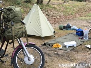 ソロキャンプの風景とバイク