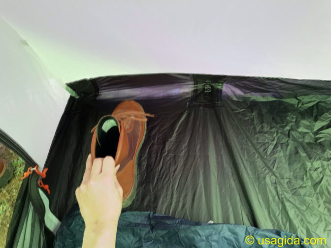 コールマンのツーリングドームSTの広さを確認するために並べられた寝袋とブーツ